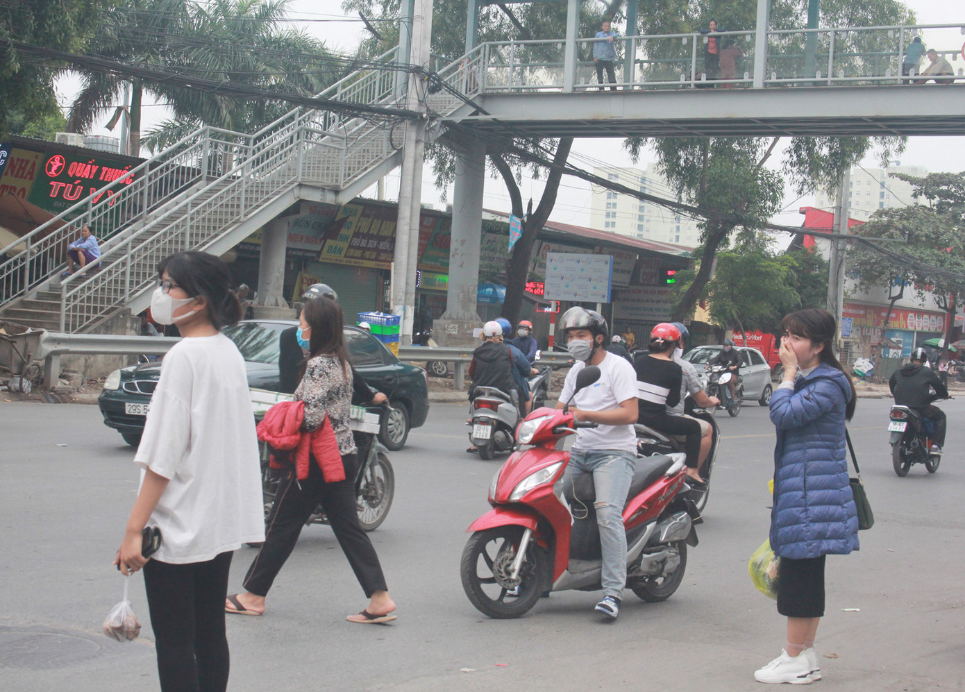 Nhiều cầu vượt 'tiền tỷ', người đi bộ vẫn bất chấp nguy hiểm băng qua đường ảnh 2