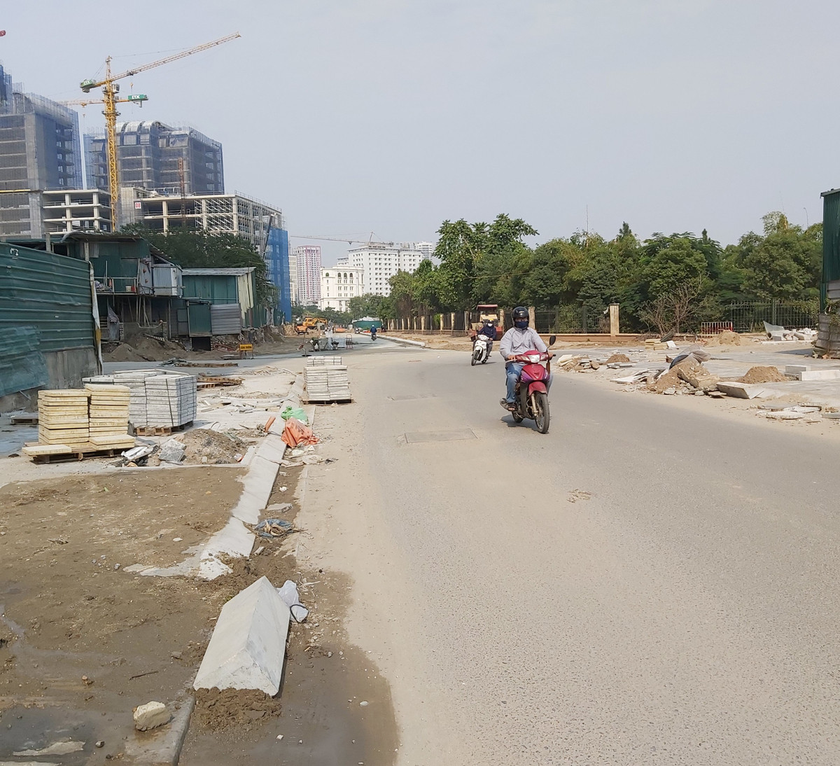 Nhiều đường phố Hà Nội lại chìm trong khói bụi ảnh 2