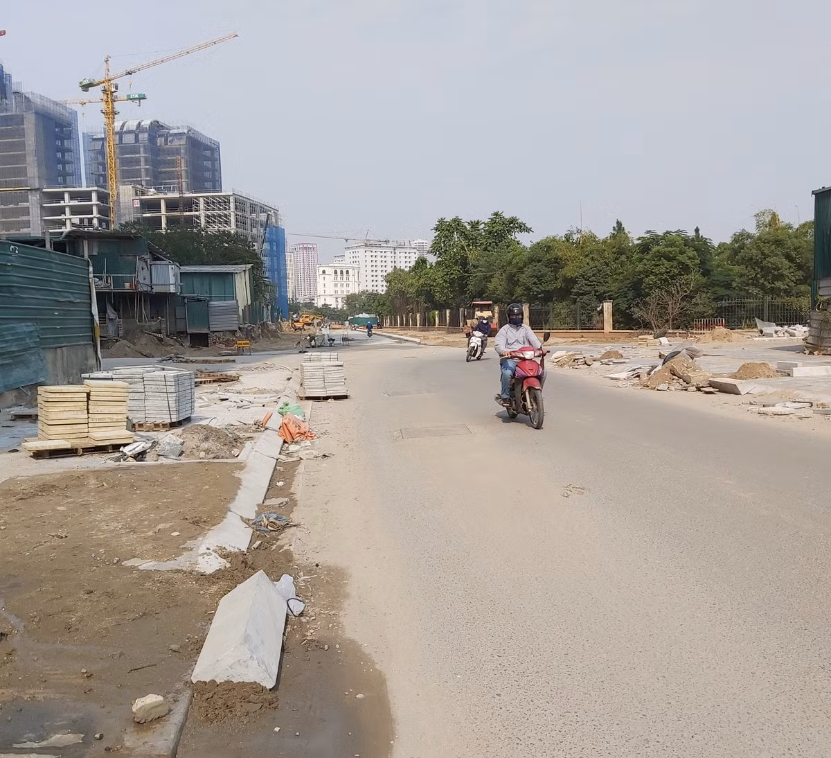 Nhiều đường phố Hà Nội lại chìm trong khói bụi ảnh 2