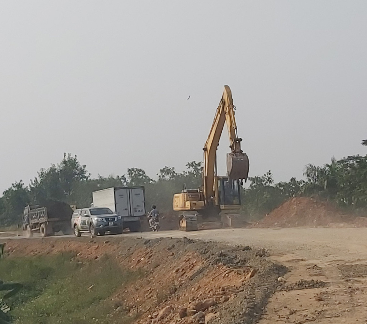 Nhiều đường phố Hà Nội lại chìm trong khói bụi ảnh 6