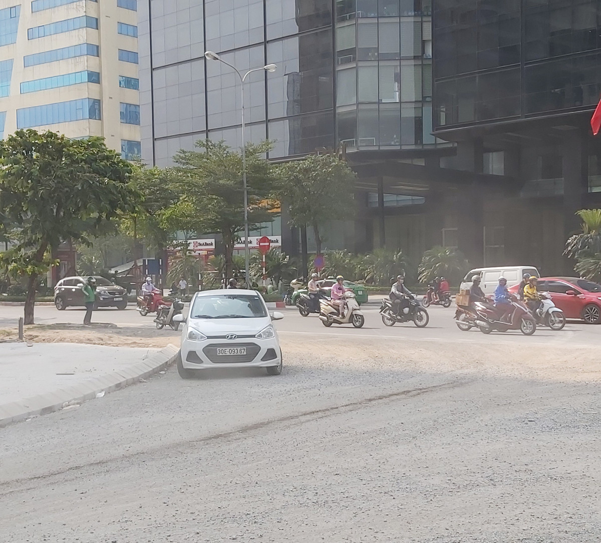 Nhiều đường phố Hà Nội lại chìm trong khói bụi ảnh 4