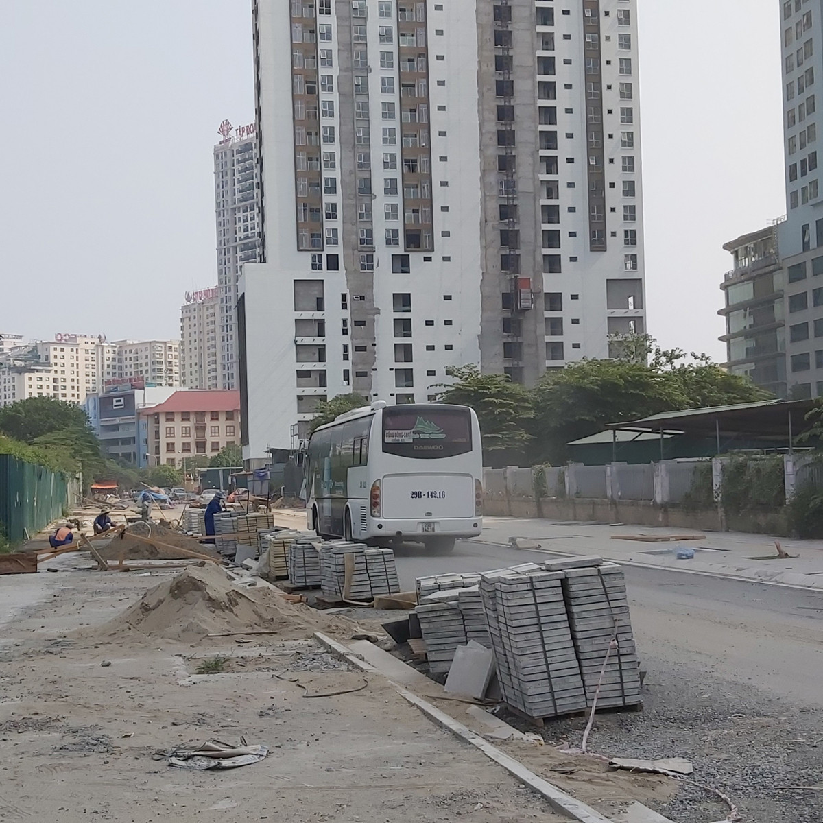 Nhiều đường phố Hà Nội lại chìm trong khói bụi ảnh 3