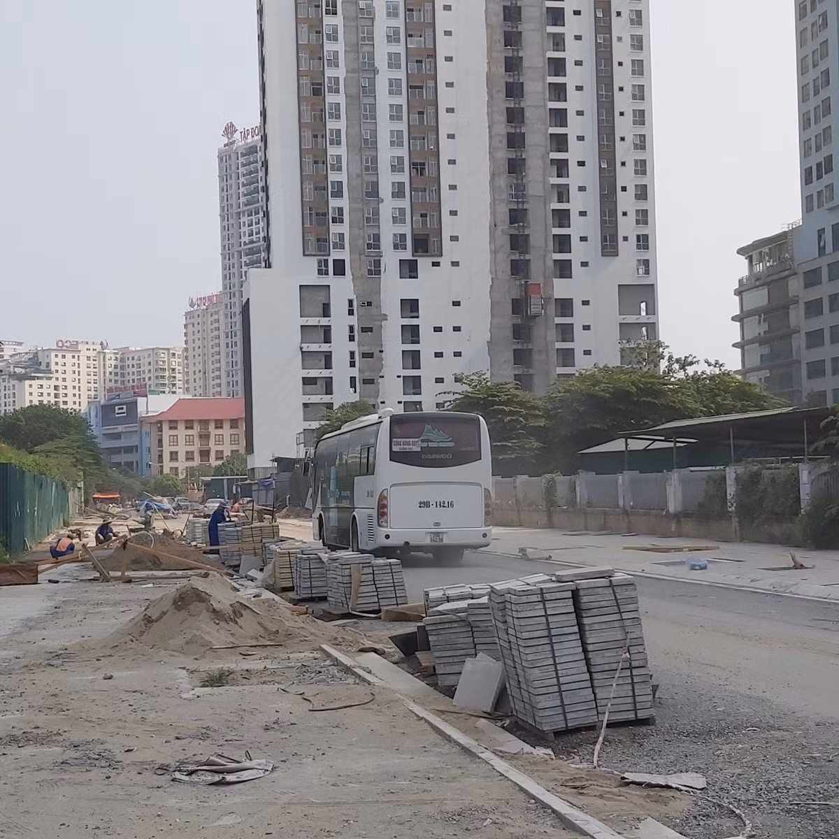 Nhiều đường phố Hà Nội lại chìm trong khói bụi ảnh 3