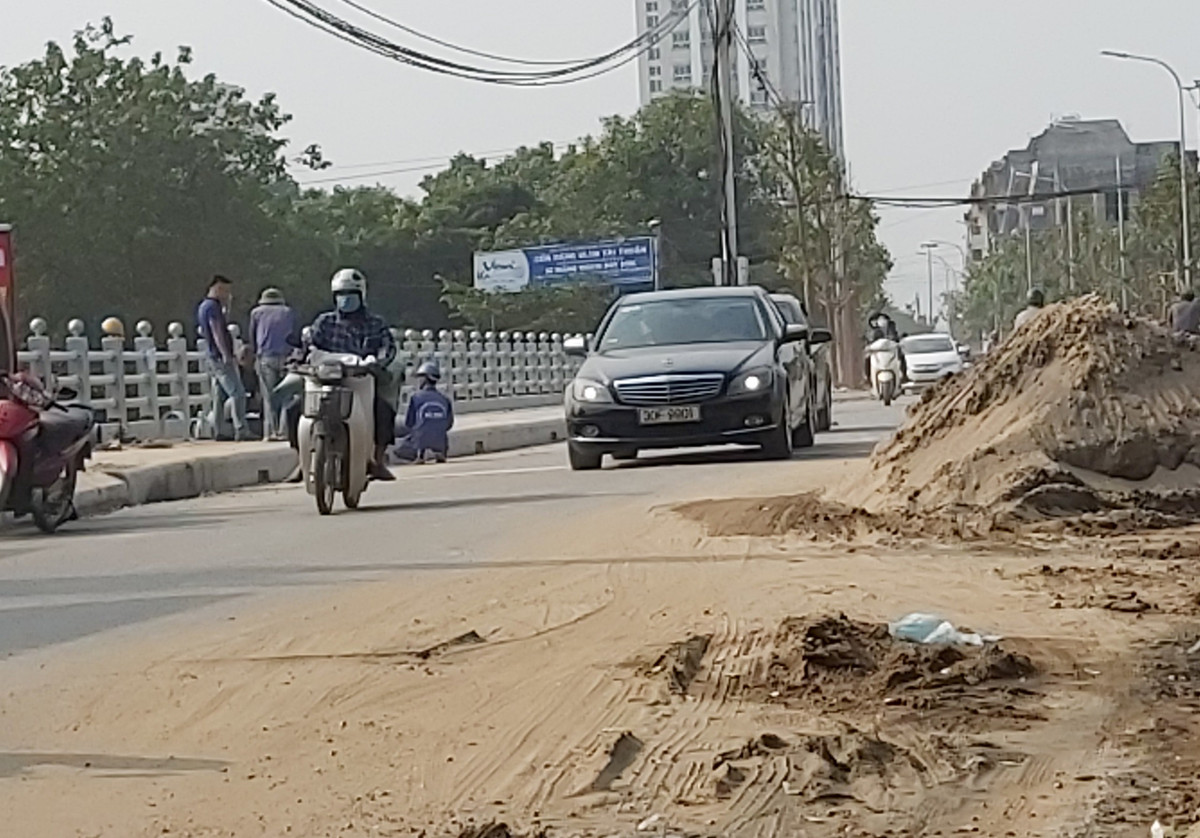 Nhiều đường phố Hà Nội lại chìm trong khói bụi ảnh 1