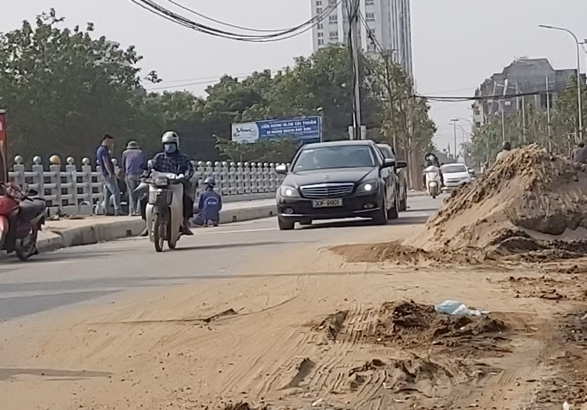 Nhiều đường phố Hà Nội lại chìm trong khói bụi ảnh 1