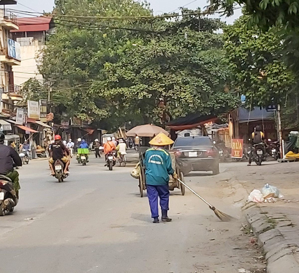 Nhiều đường phố Hà Nội lại chìm trong khói bụi ảnh 8