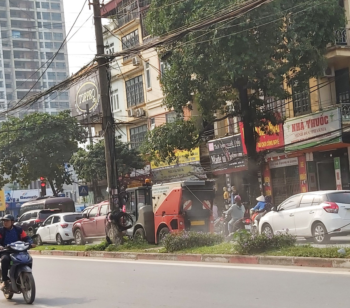 Nhiều đường phố Hà Nội lại chìm trong khói bụi ảnh 9