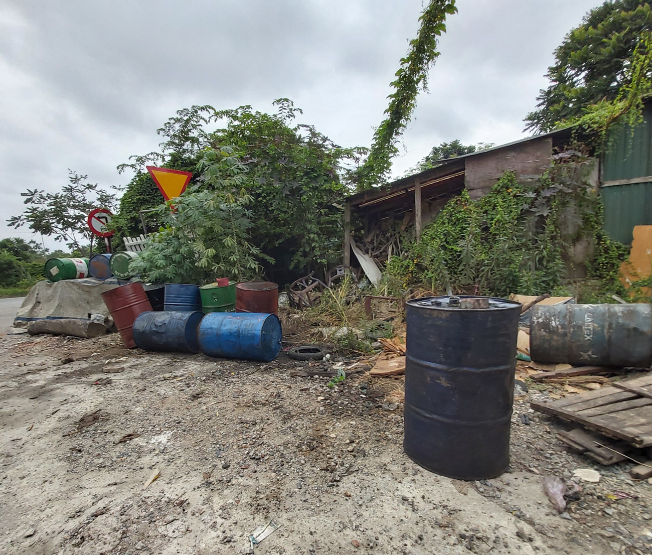 Cận cảnh làng thu gom dầu nhớt thải lớn nhất miền Bắc ảnh 7