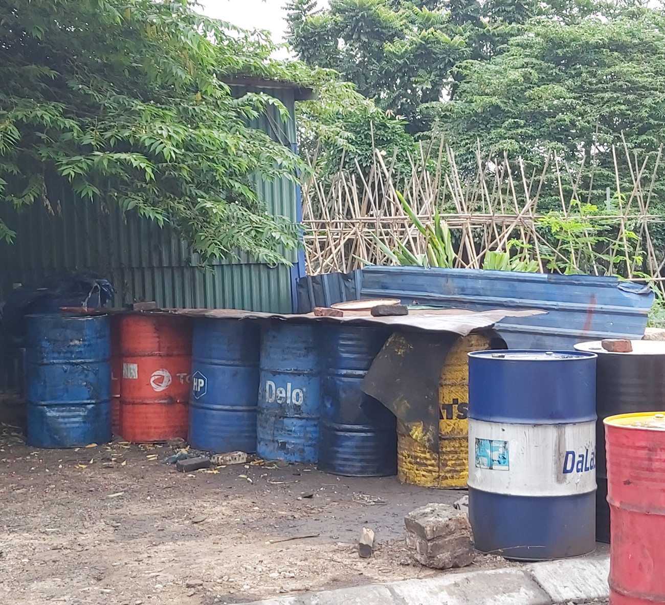 Cận cảnh làng thu gom dầu nhớt thải lớn nhất miền Bắc ảnh 8