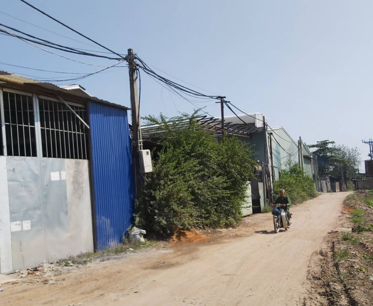 Cận cảnh nhà xưởng xả khói đen khét lẹt giữa khu dân cư Hà Nội ảnh 1