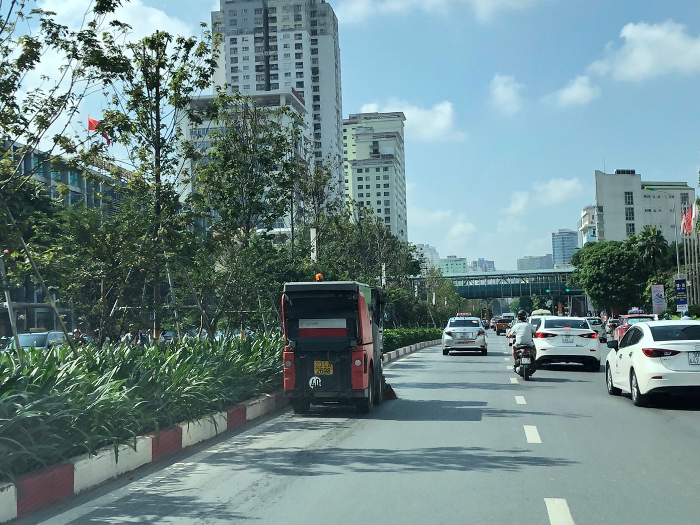 Đất cát đầy đường Hà Nội, quét hút càng thêm bụi ảnh 9