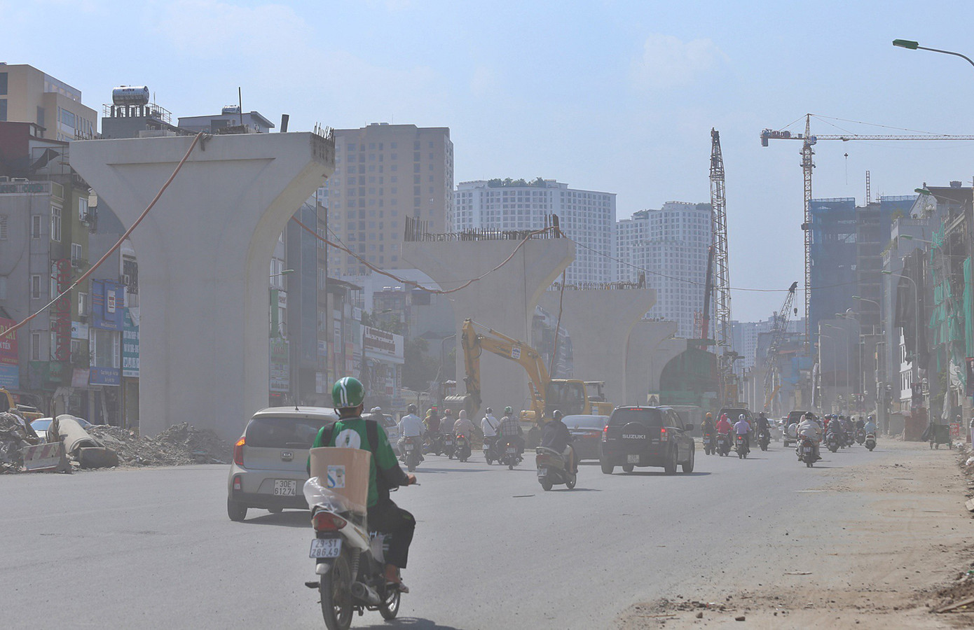 Đất cát đầy đường Hà Nội, quét hút càng thêm bụi ảnh 1