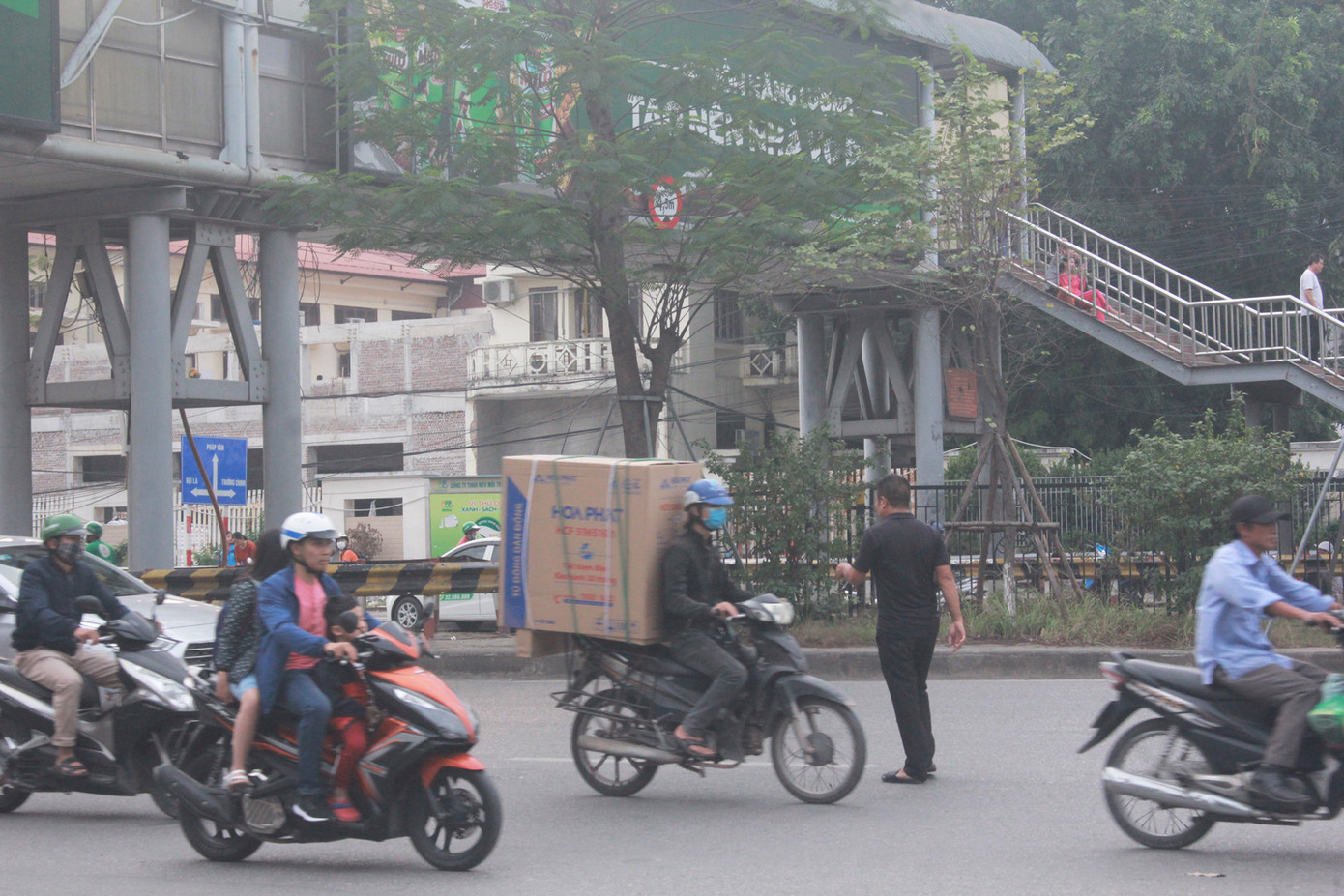 Nhiều cầu vượt 'tiền tỷ', người đi bộ vẫn bất chấp nguy hiểm băng qua đường ảnh 5