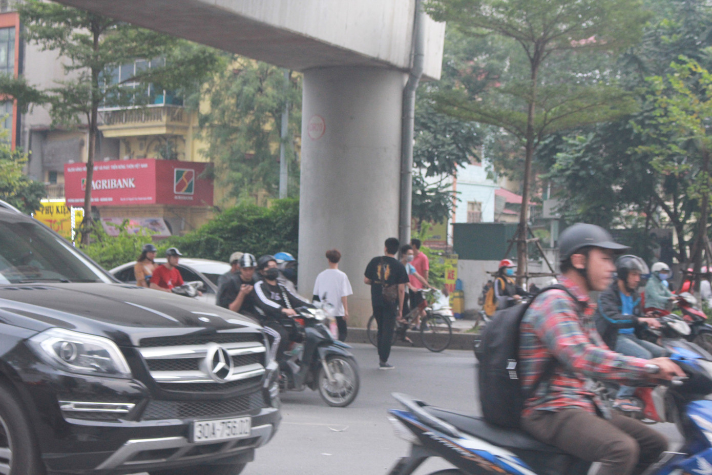 Nhiều cầu vượt 'tiền tỷ', người đi bộ vẫn bất chấp nguy hiểm băng qua đường ảnh 8