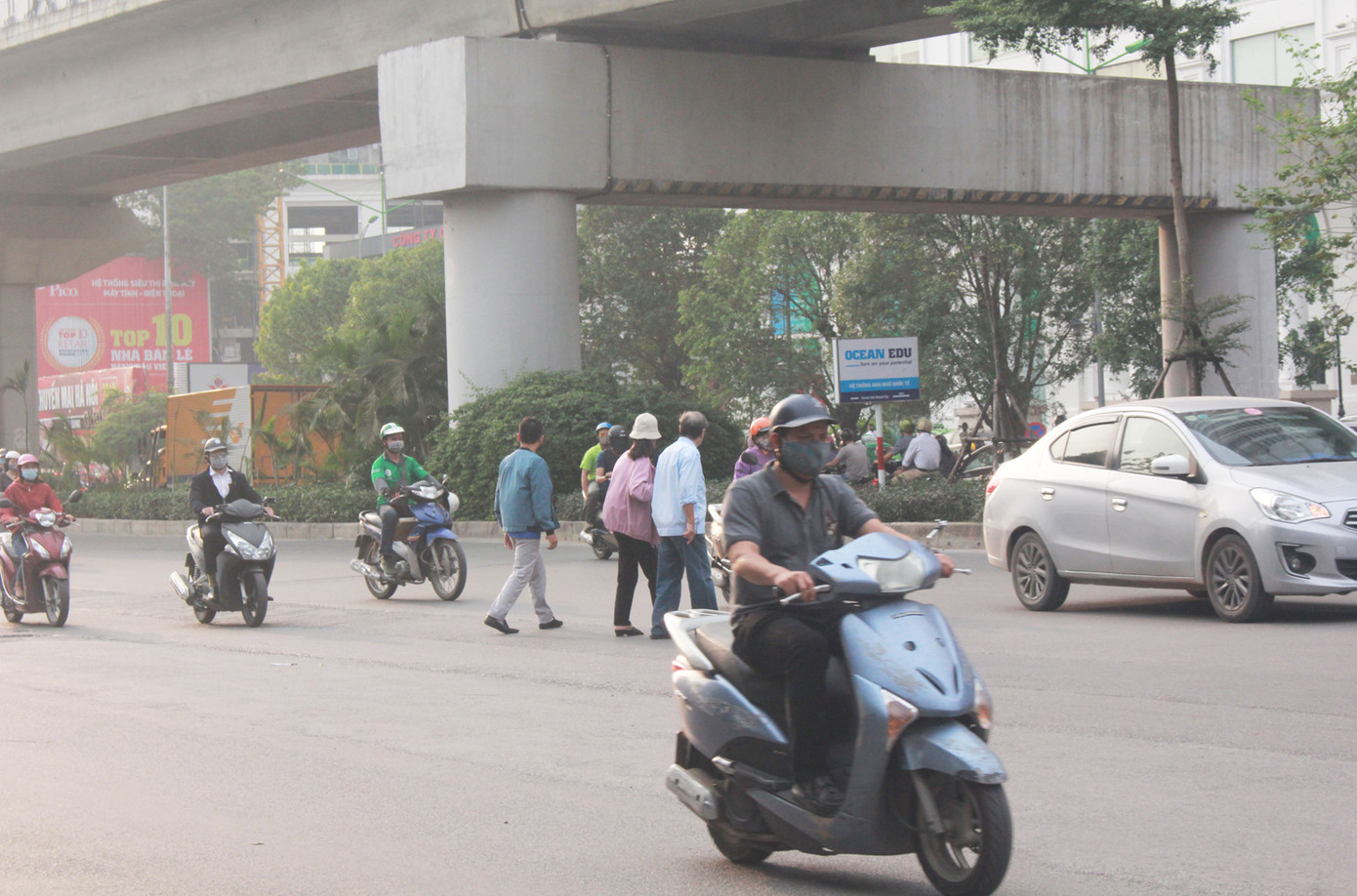 Nhiều cầu vượt 'tiền tỷ', người đi bộ vẫn bất chấp nguy hiểm băng qua đường ảnh 9
