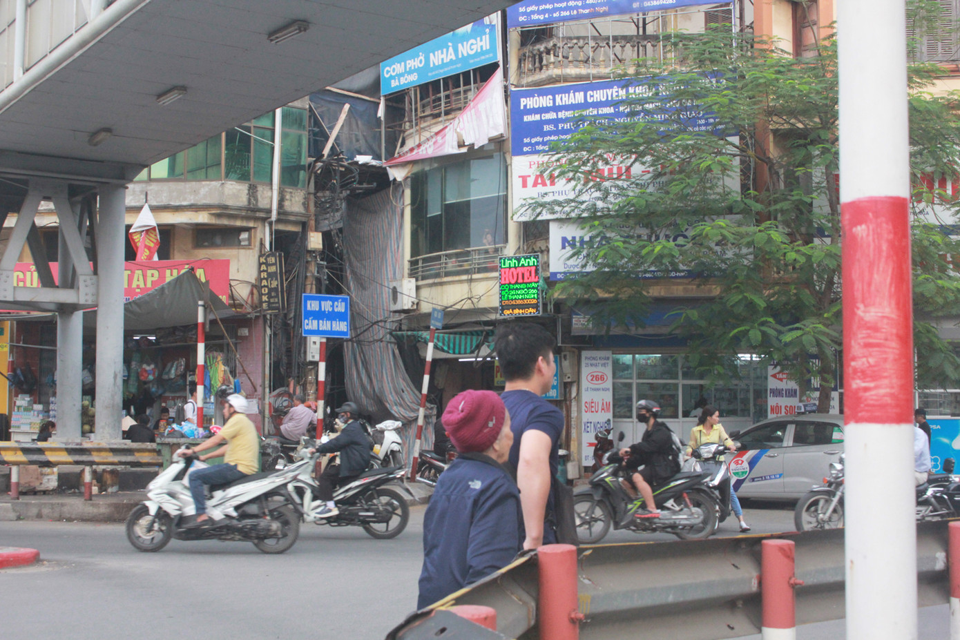 Nhiều cầu vượt 'tiền tỷ', người đi bộ vẫn bất chấp nguy hiểm băng qua đường ảnh 6