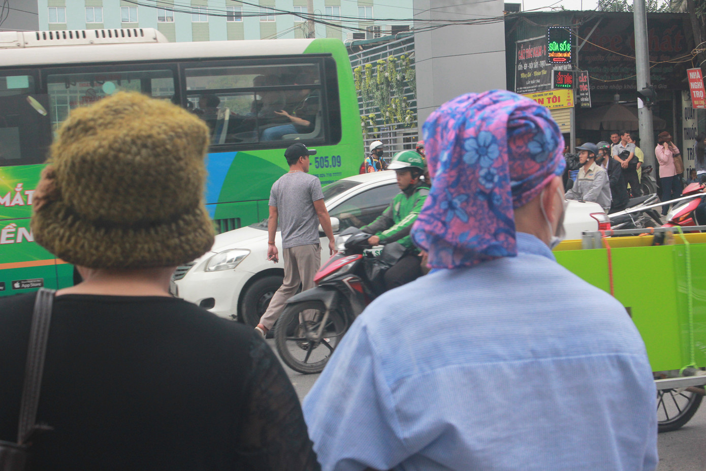 Nhiều cầu vượt 'tiền tỷ', người đi bộ vẫn bất chấp nguy hiểm băng qua đường ảnh 3