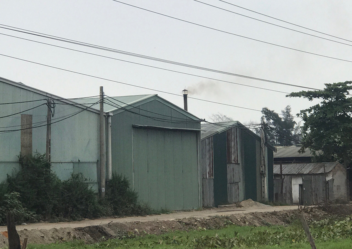 Cận cảnh nhà xưởng xả khói đen khét lẹt giữa khu dân cư Hà Nội ảnh 3