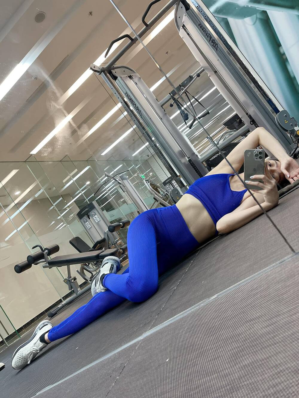 Bị bắt tập gym đến mức nằm bẹp trên sàn, Lệ Quyên gọi Lâm Bảo Châu là... “dì ghẻ”! ảnh 1