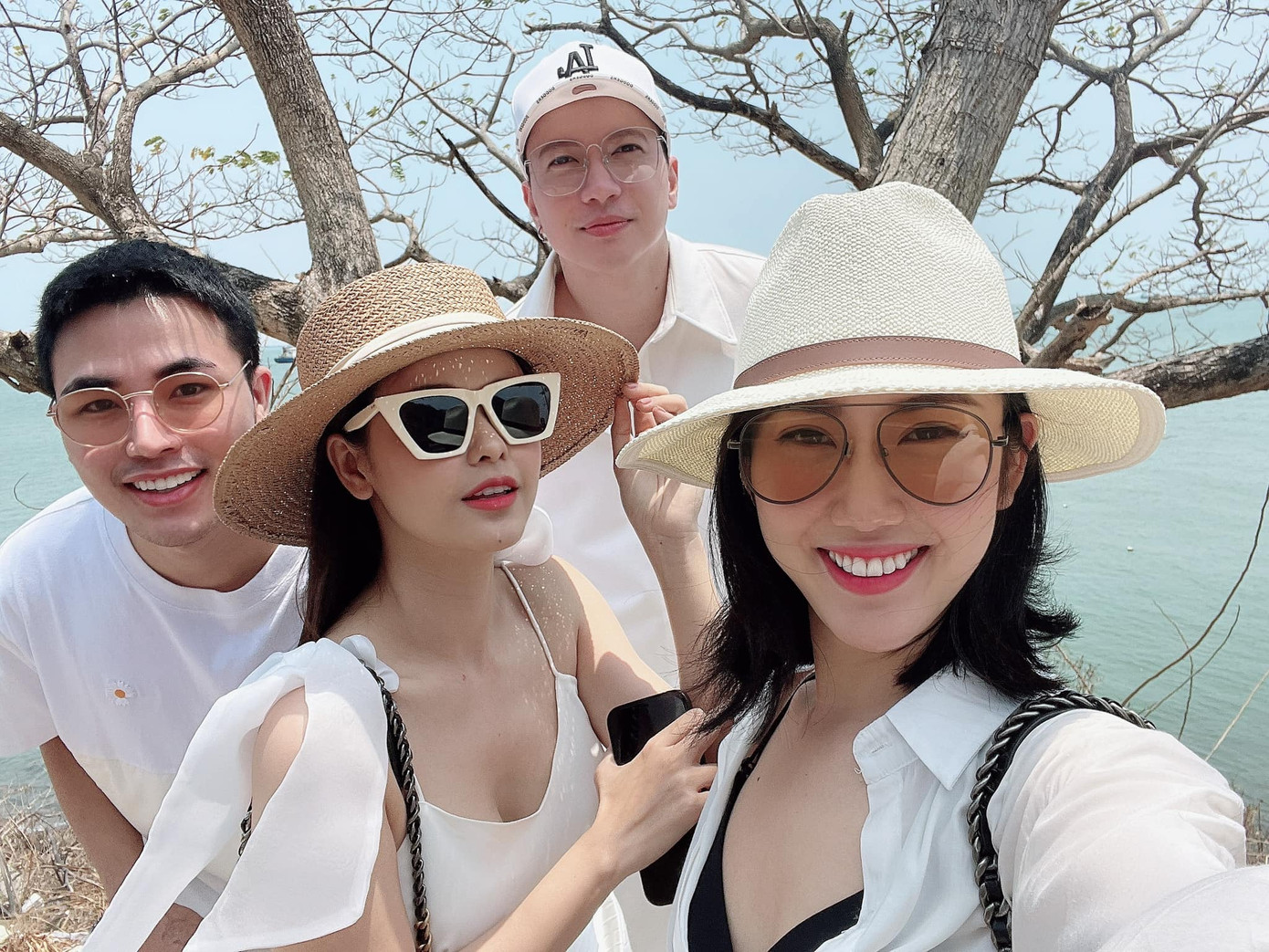 Thúy Ngân đăng ảnh đi chơi cùng hội bạn thân, netizen đồng loạt gọi tên Trương Thế Vinh ảnh 1