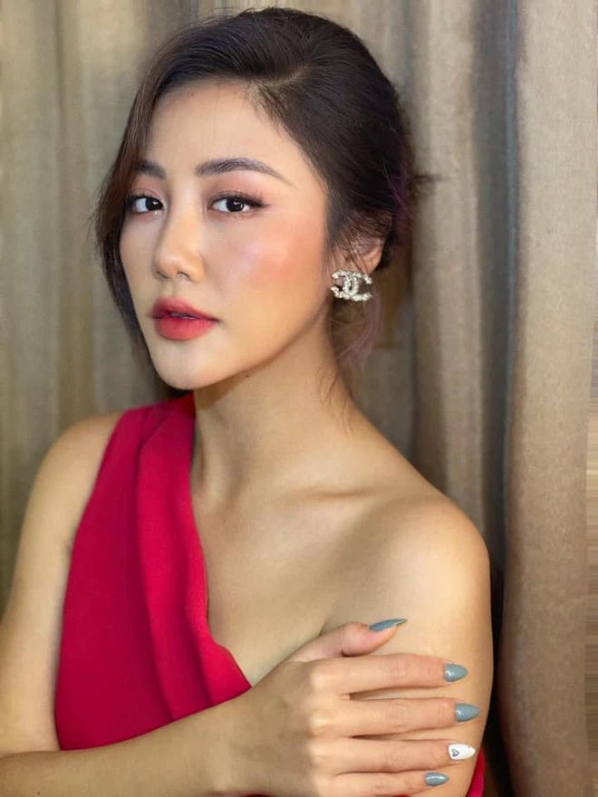 Văn Mai Hương trong buổi mini show hôm qua. Văn Mai Hương nhận mình hát không tốt bằng Hương Tràm, Chi Pu “ngồi không dính đạn“ ảnh 1