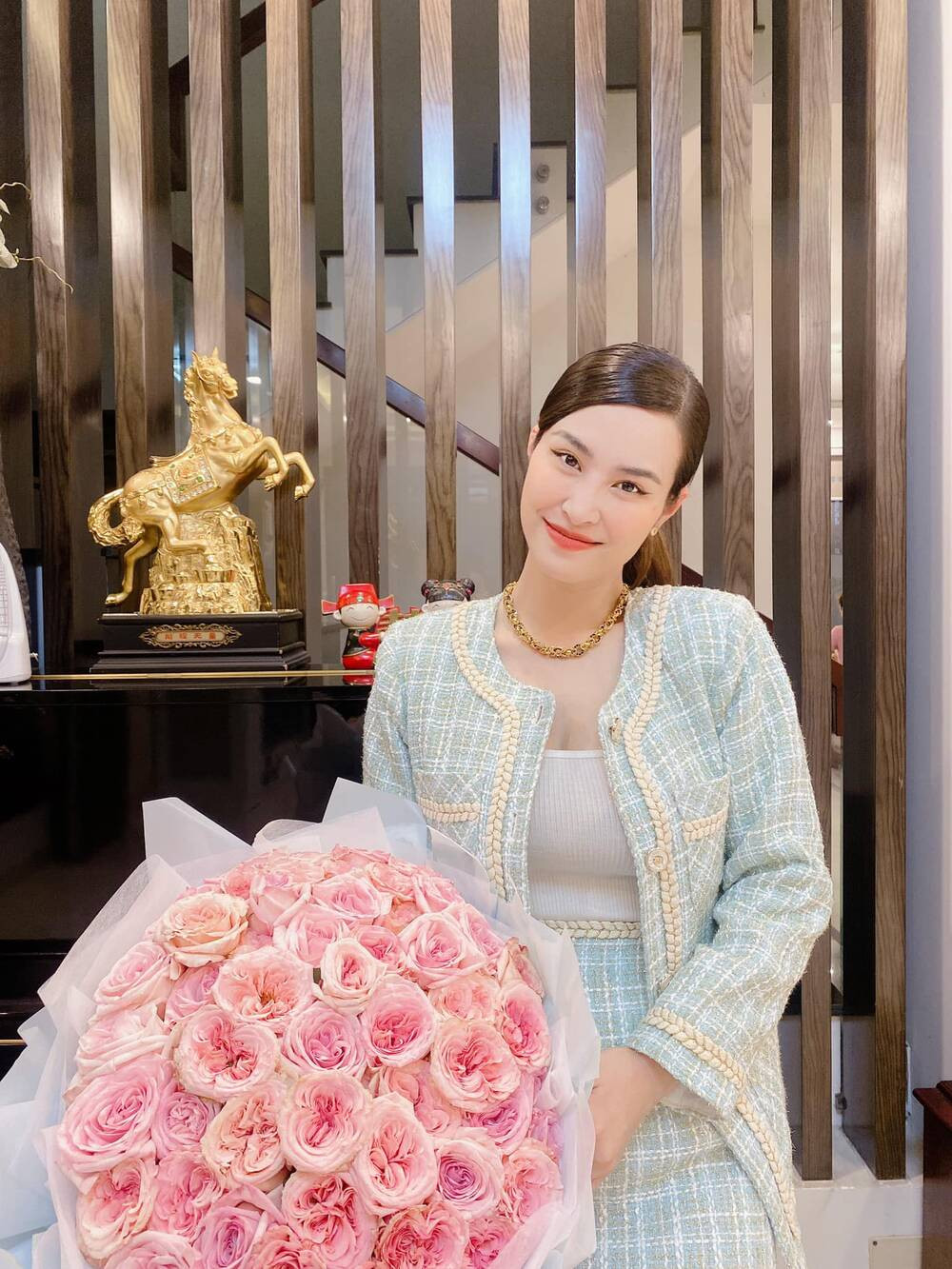 Đông Nhi khoe nhan sắc ngọt ngào kỷ niệm 12 năm yêu Ông Cao Thắng ảnh 3