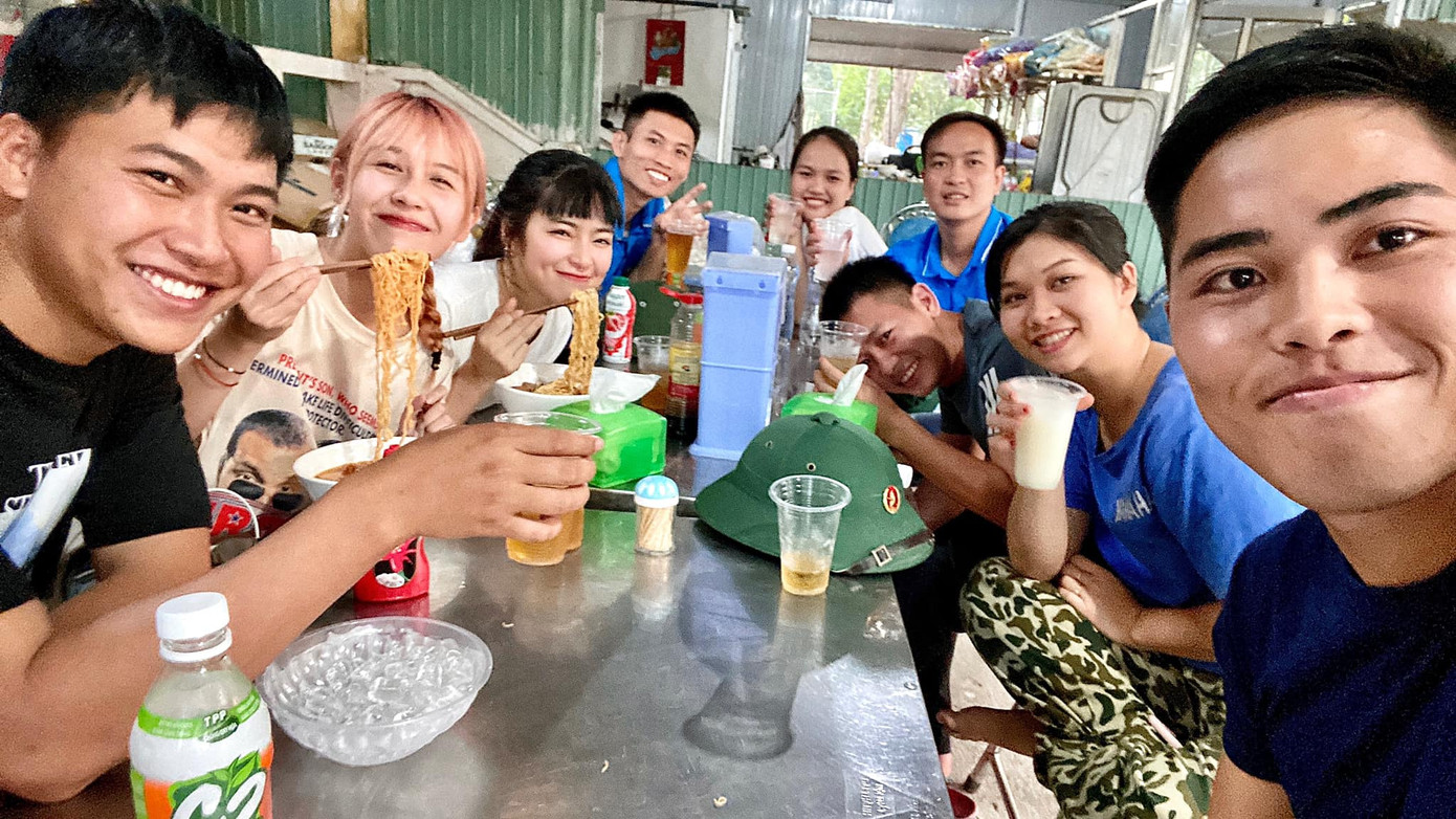 Hình ảnh hội ngộ dễ thương của hai nghệ sĩ và các chiến sĩ. “Sao Nhập Ngũ 2020” sắp khép lại, Hậu Hoàng - Khánh Vân vào đơn vị thăm đồng đội ảnh 1