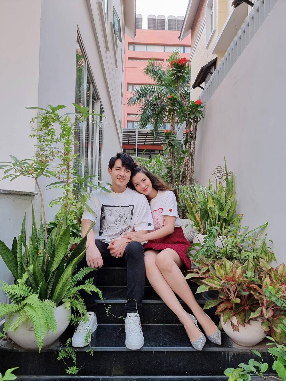 Đông Nhi khoe nhan sắc ngọt ngào kỷ niệm 12 năm yêu Ông Cao Thắng ảnh 4