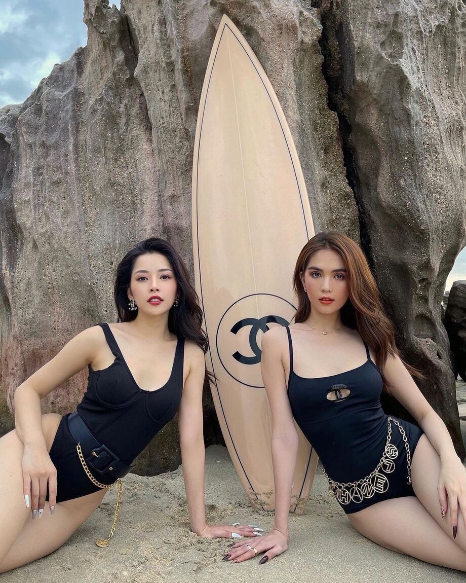 Cặp sao chụp ảnh kỷ niệm với ván trượt 172 triệu đồng của thương hiệu Chanel. Nhan sắc có thừa, Ngọc Trinh vẫn mơ ước có đôi mắt và chiếc mũi đẹp như Chi Pu ảnh 3