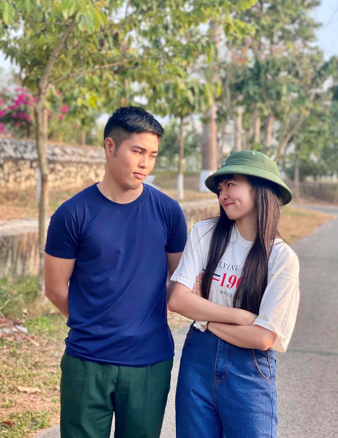 Khoảnh khắc khiến fan muốn "đẩy thuyền" của cô nàng "Trà Long" và đồng chí Toàn. “Sao Nhập Ngũ 2020” sắp khép lại, Hậu Hoàng - Khánh Vân vào đơn vị thăm đồng đội ảnh 3
