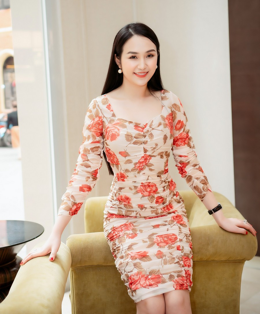 “Tạm cất” đồ hiệu, bà xã Tuấn Hưng tự thiết kế trang phục cho chính mình ảnh 5