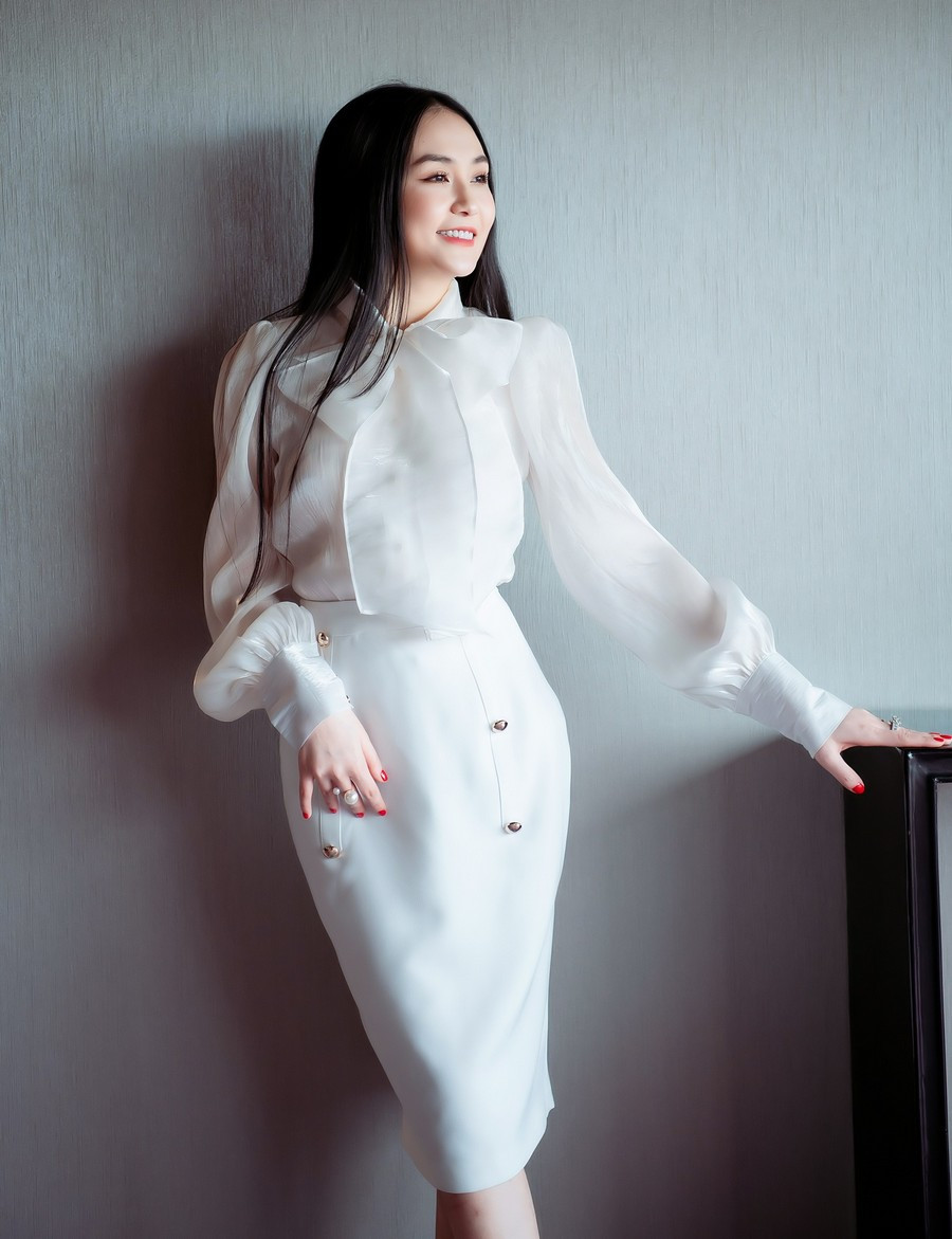 “Tạm cất” đồ hiệu, bà xã Tuấn Hưng tự thiết kế trang phục cho chính mình ảnh 1