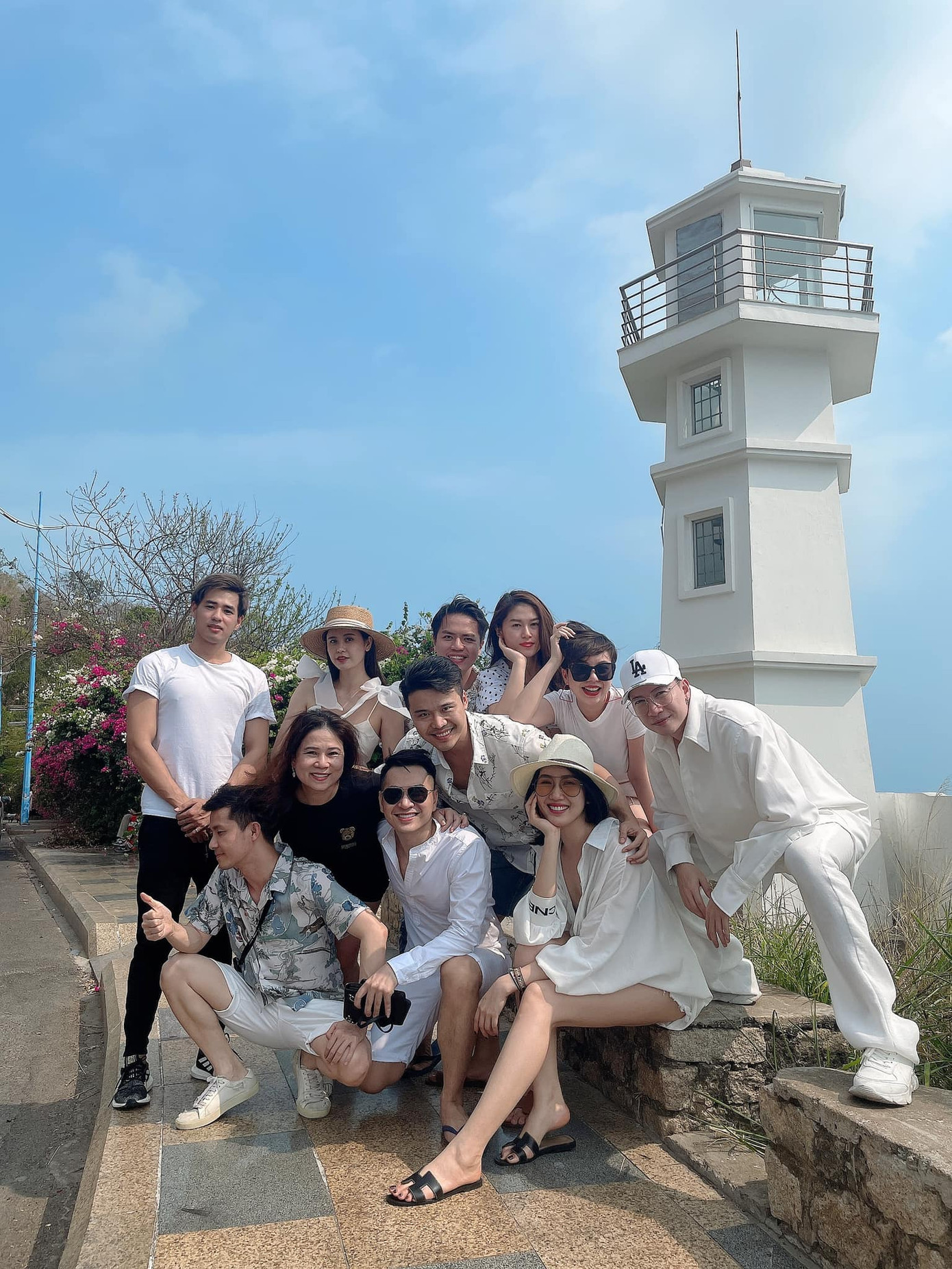 Thúy Ngân đăng ảnh đi chơi cùng hội bạn thân, netizen đồng loạt gọi tên Trương Thế Vinh ảnh 2