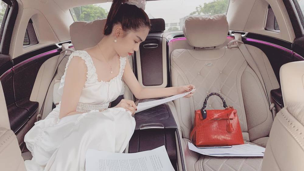 Ngọc Trinh tậu “xế hộp” mới sau khi thanh lý kim cương chỉ để... “chiều lòng” trợ lý ảnh 3