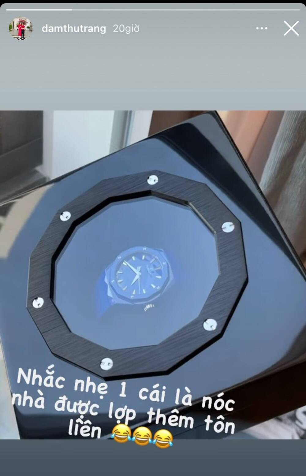 Đàm Thu Trang khẳng định vị trí "nóc nhà", vui vẻ vì nhận được quà 8/3 từ ông xã. Sao Việt thi nhau khoe quà 8/3: Từ dây chuyền tiền tỉ đến quà tinh thần tự tay trang trí ảnh 4