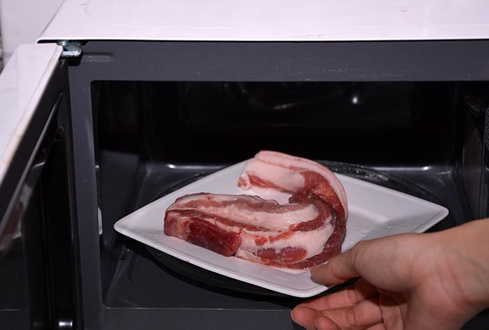 Những cách rã đông thịt 'chết người' nhiều bà nội trợ Việt vẫn làm hàng ngày ảnh 1