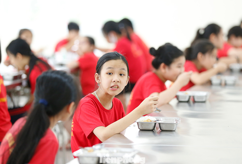  Bữa ăn bán trú đầu tiên của học sinh sau thời gian dài nghỉ học có gì đặc biệt? ảnh 8