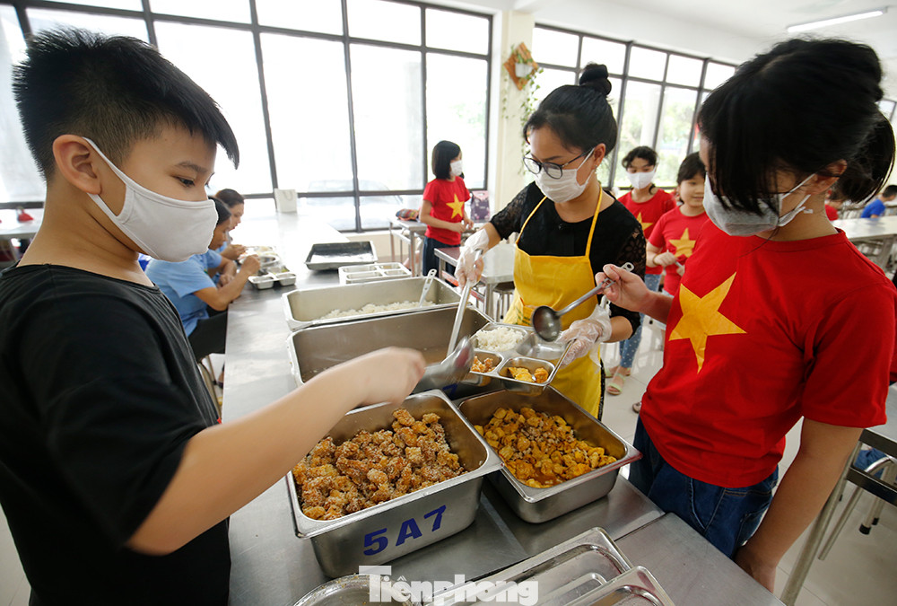  Bữa ăn bán trú đầu tiên của học sinh sau thời gian dài nghỉ học có gì đặc biệt? ảnh 7