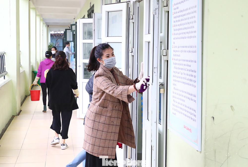 Cận cảnh các trường Hà Nội vệ sinh khử khuẩn phòng dịch virus corona ảnh 2
