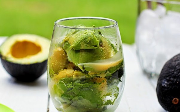 Ăn quả bơ thế này vừa vứt hết chất bổ, vừa rước độc hại vào người ảnh 1