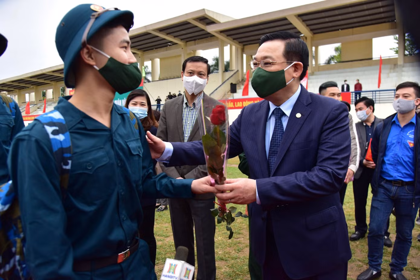 Hơn 1.400 thanh niên nhập ngũ ở Huế đều khám, xét nghiệm ngừa COVID-19 ảnh 11