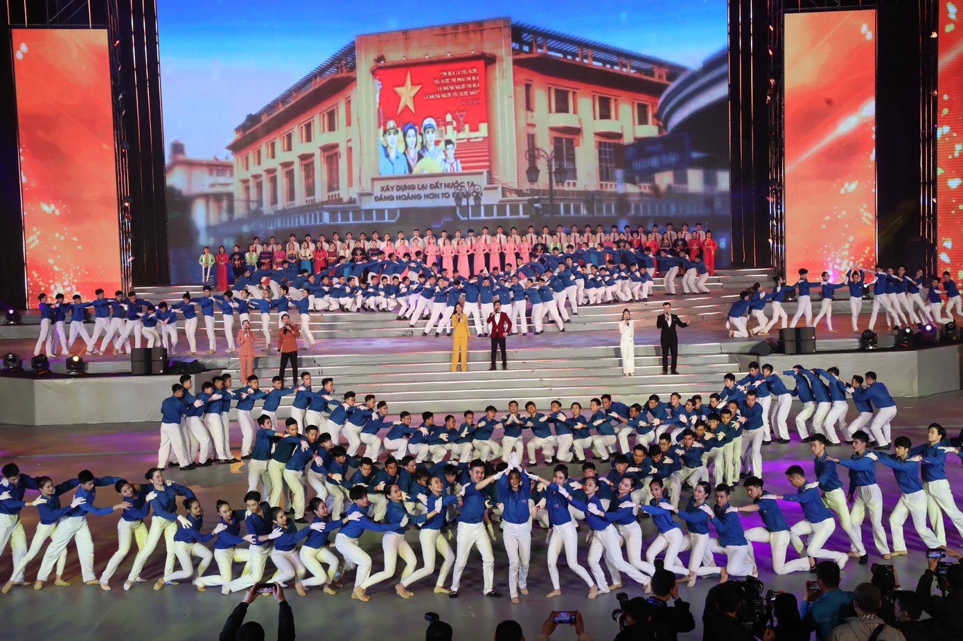 Hoành tráng chương trình 'Khát vọng - Tỏa sáng' mừng thành công Đại hội XIII ảnh 13