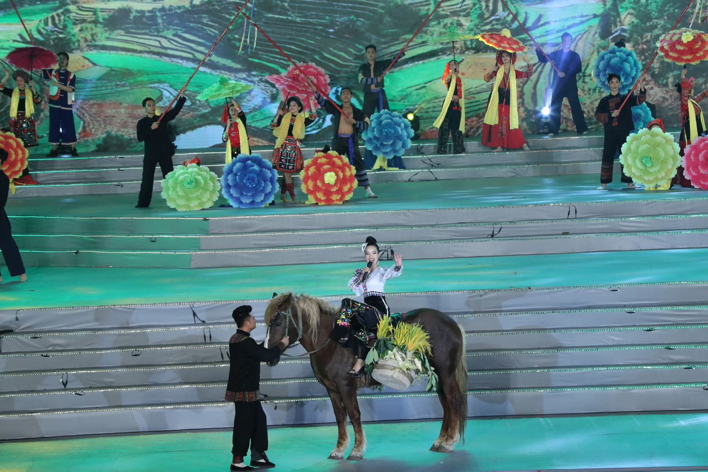 Hoành tráng chương trình 'Khát vọng - Tỏa sáng' mừng thành công Đại hội XIII ảnh 12