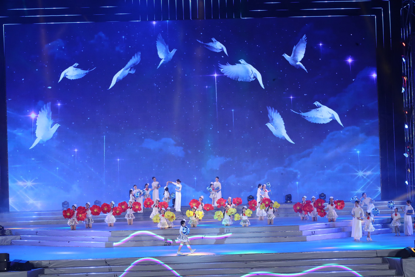 Hoành tráng chương trình 'Khát vọng - Tỏa sáng' mừng thành công Đại hội XIII ảnh 8