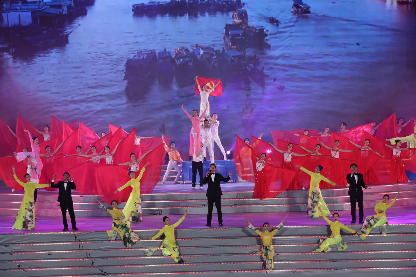 Hoành tráng chương trình 'Khát vọng - Tỏa sáng' mừng thành công Đại hội XIII ảnh 7