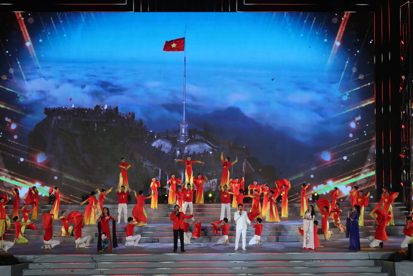 Hoành tráng chương trình 'Khát vọng - Tỏa sáng' mừng thành công Đại hội XIII ảnh 9