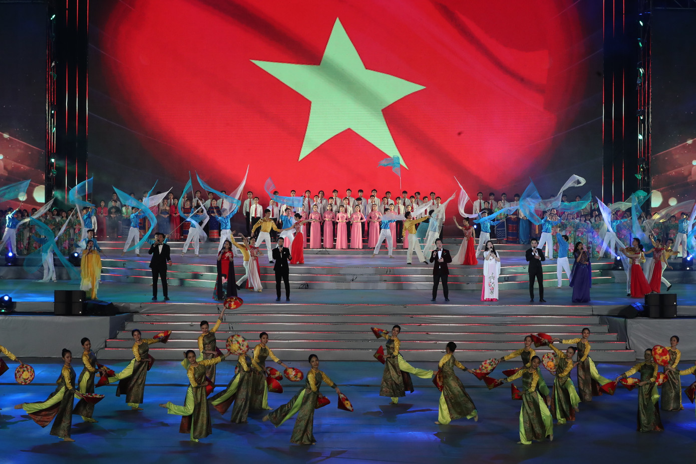 Hoành tráng chương trình 'Khát vọng - Tỏa sáng' mừng thành công Đại hội XIII ảnh 10