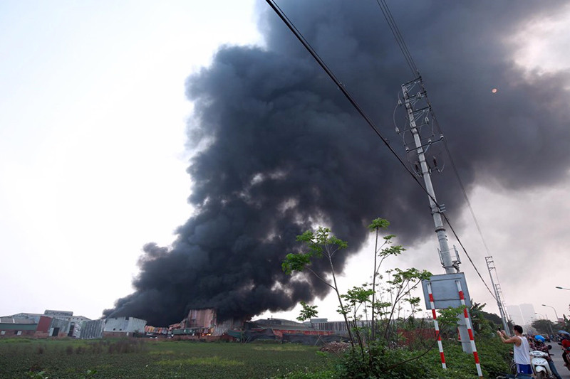 Hàng nghìn m2 kho xưởng cháy ngùn ngụt ở Hà Nội ảnh 4