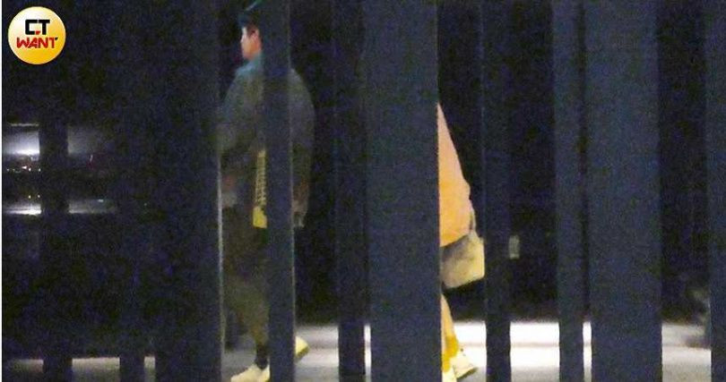 Trần Kiều Ân gây tranh cãi vì lộ hình ảnh uống rượu, hút thuốc bên bạn trai ảnh 6