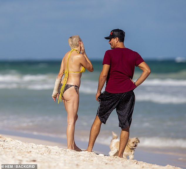 Em út phim ‘Phép thuật’ tự tin diện bikini dạo biển ở tuổi 47 ảnh 5